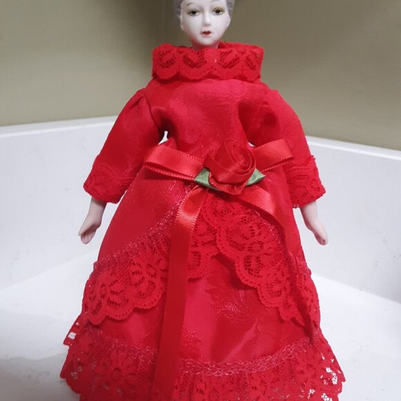 4 Vintage 9" Dolls - Lovely ladies with Stand - Picture 3 of 7